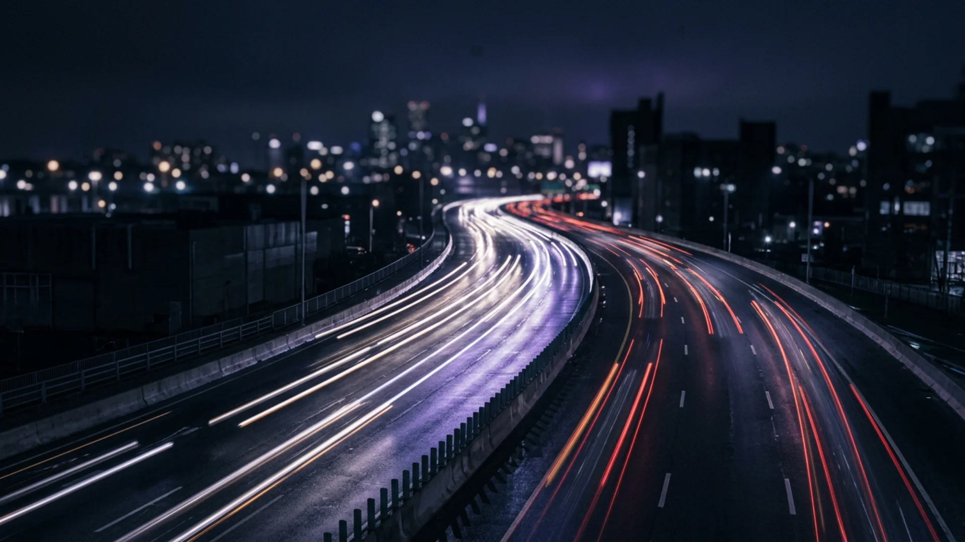Abstrakte nächtliche Stadtstraße mit Lichtbändern, Hintergrundfläche 1920×1080 px, dezent für Lesbarkeit