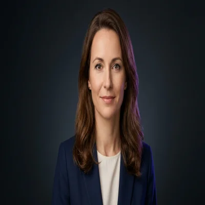 Porträt Elena Vogel, Expertin für Policenanalyse, quadratisches Foto 400×400 px